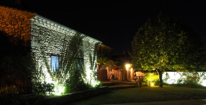 Vakantiehuis in de Provence bij avondlicht, met tuin en sfeervolle verlichting